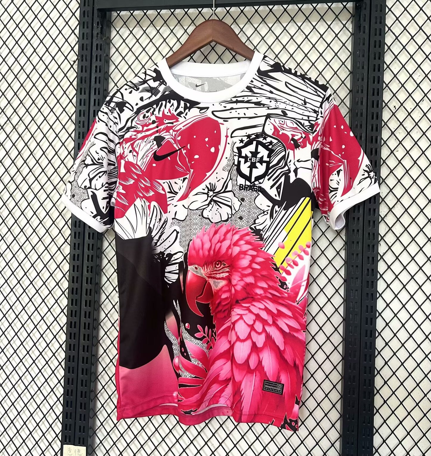 Maillot de foot Brésil perroquet rose concept